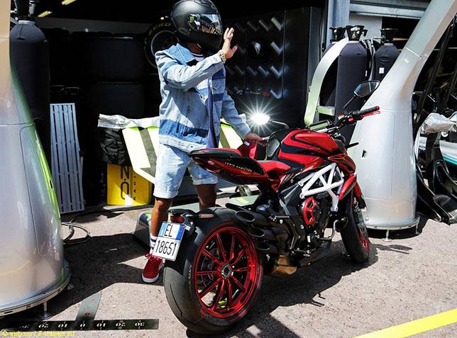 Хэмилтон не пострадал в аварии на тестах Superbike