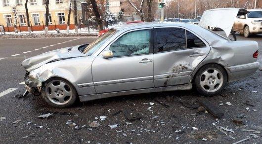 Годовалый ребенок пострадал при столкновении Mercedes-Benz и ZAZ в Алматы