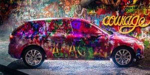 Новую модель Skoda разукрасили в стиле стены Леннона в Праге