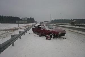 На МКАД-2 Daewoo занесло под фуру: погибли отец и бабушка водителя легковушки