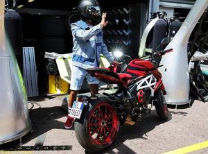 Хэмилтон не пострадал в аварии на тестах Superbike