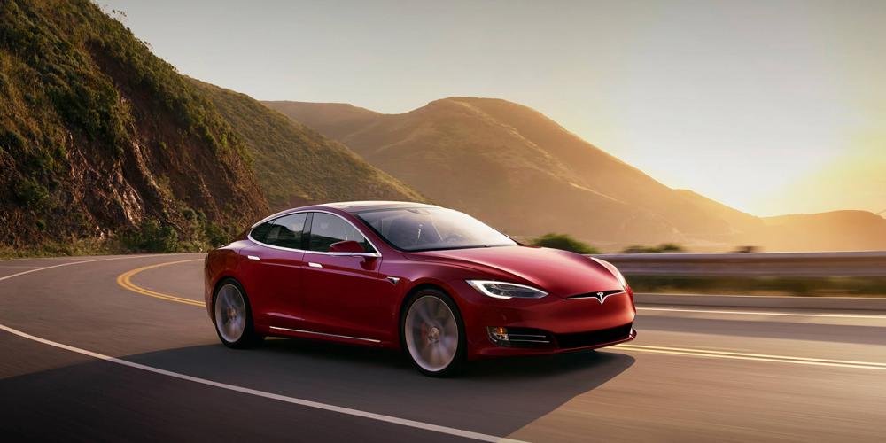Пьяный водитель электрокара Tesla уснул во время езды на автопилоте

