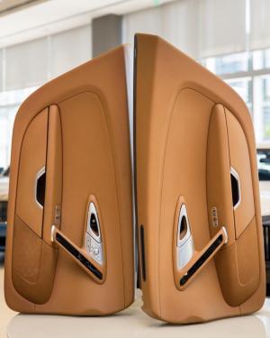 Интерьер гиперкара Bugatti Veyron