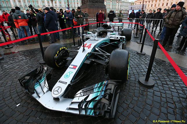 Mercedes Хэмилтона – на Дворцовой площади
