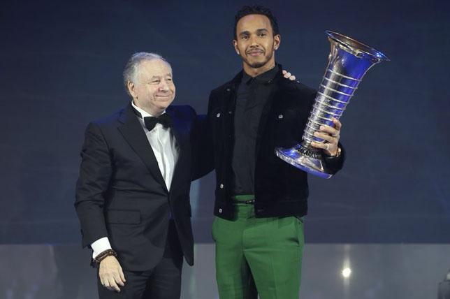 Льюис Хэмилтон получил чемпионский кубок