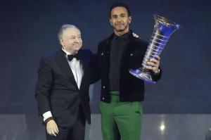 Льюис Хэмилтон получил чемпионский кубок