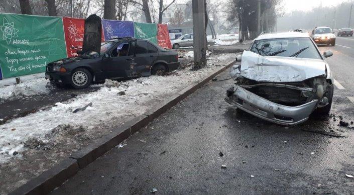 ДТП на Суюнбая в Алматы: пострадали два человека