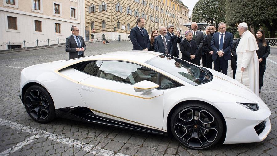 Lamborghini папы римского разыграют в лотерею