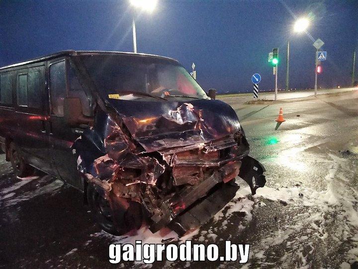 В Гродно после столкновения с микроавтобусом опрокинулась маршрутка