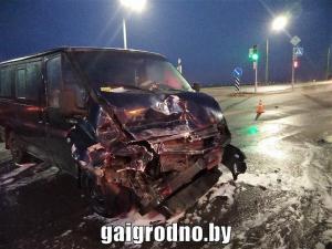 В Гродно после столкновения с микроавтобусом опрокинулась маршрутка