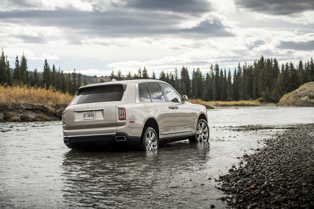 «Живые» внедорожники Rolls-Royce Cullinan прибыли в Россию
