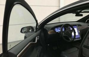 Мексиканцы превратили Tesla Model X в электрический бронемобиль