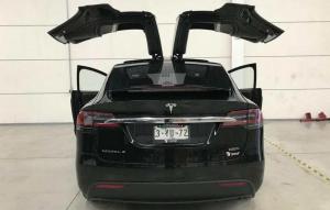 Мексиканцы превратили Tesla Model X в электрический бронемобиль
