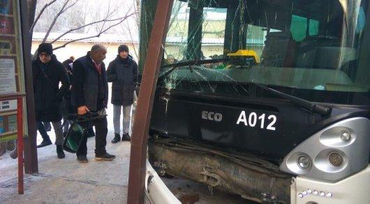 Два автобуса столкнулись и повредили остановку в Астане