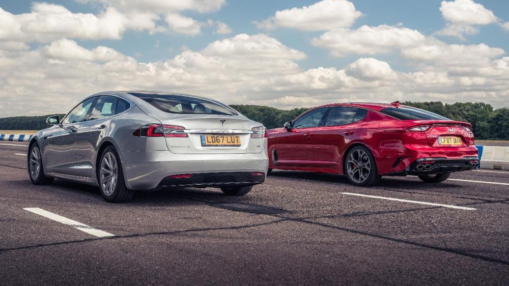 KIA Stinger против Tesla Model S — кто окажется быстрее?