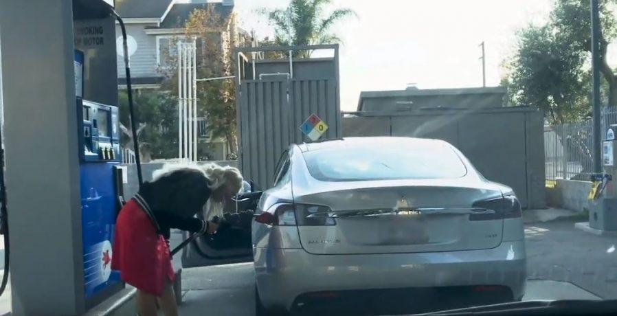 Видео: женщина попыталась заправить Tesla