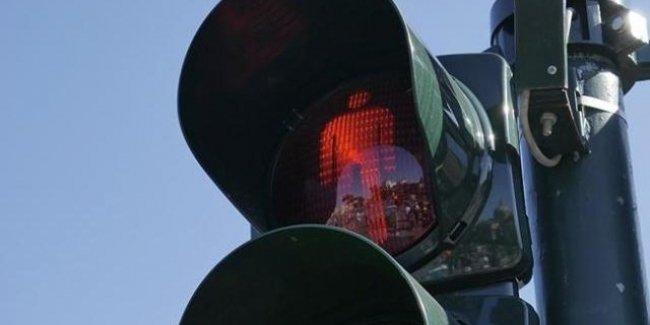 В Киеве начали тестировать новую кнопку вызова зеленого светофора