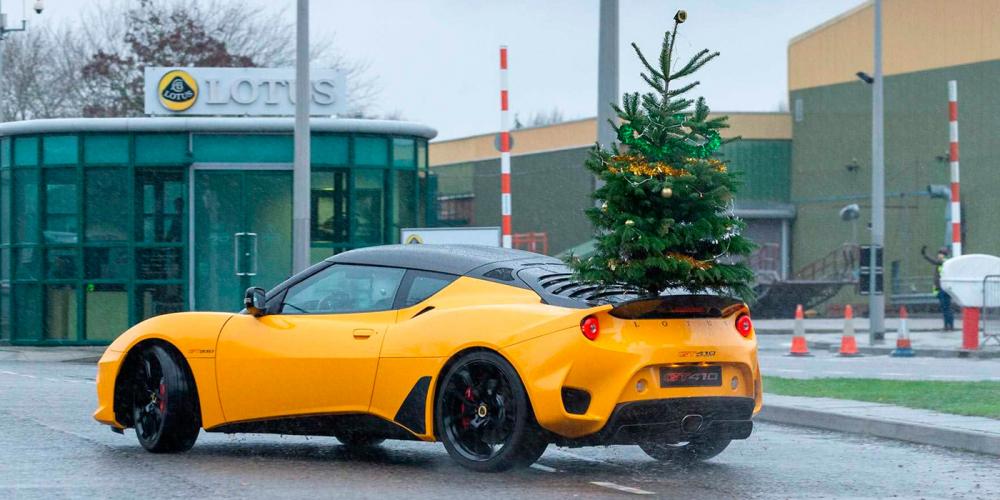Cпорткар Lotus устроил рождественский дрифт
