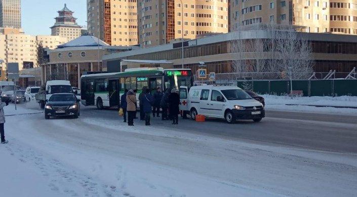 Автобус сбил девушку на пешеходном переходе в Астане