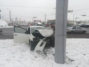 В Минске учебный автомобиль на полном ходу влетел в Honda и врезался в столб
