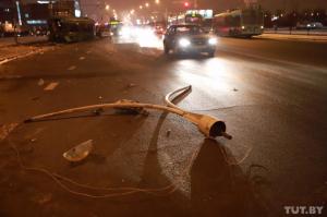 В Минске автобус влетел в столб: предварительно, водителю стало плохо за рулем
