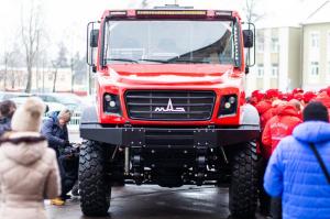МАЗ показал первый в своей истории капотный грузовик для ралли