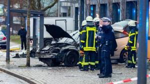 В Германии машина въехала в группу людей на остановке, есть жертвы