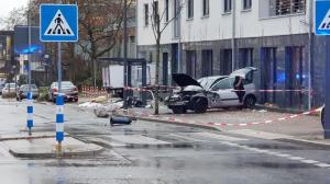 В Германии машина въехала в группу людей на остановке, есть жертвы