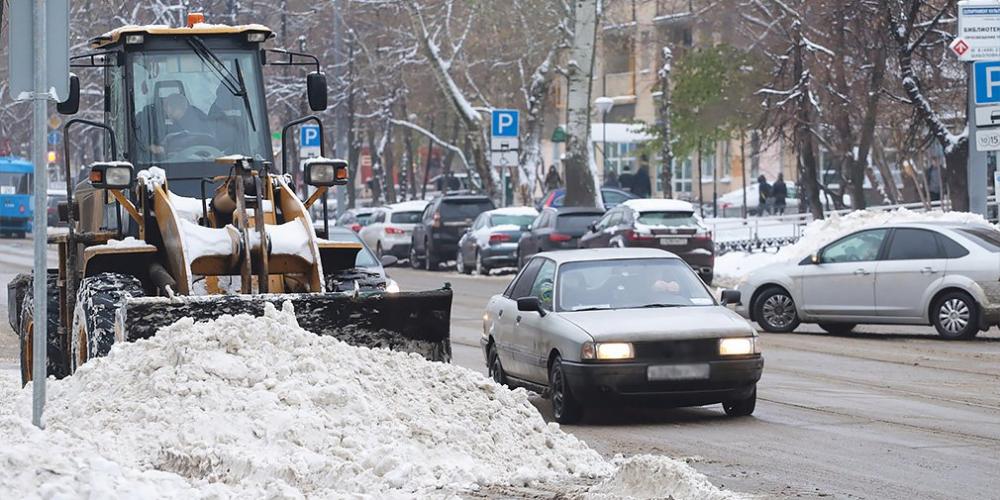 Московским водителям рекомендовали пересесть на метро из-за снега