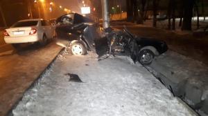 Спасатели достали трех человек из груды искореженного железа в Алматы