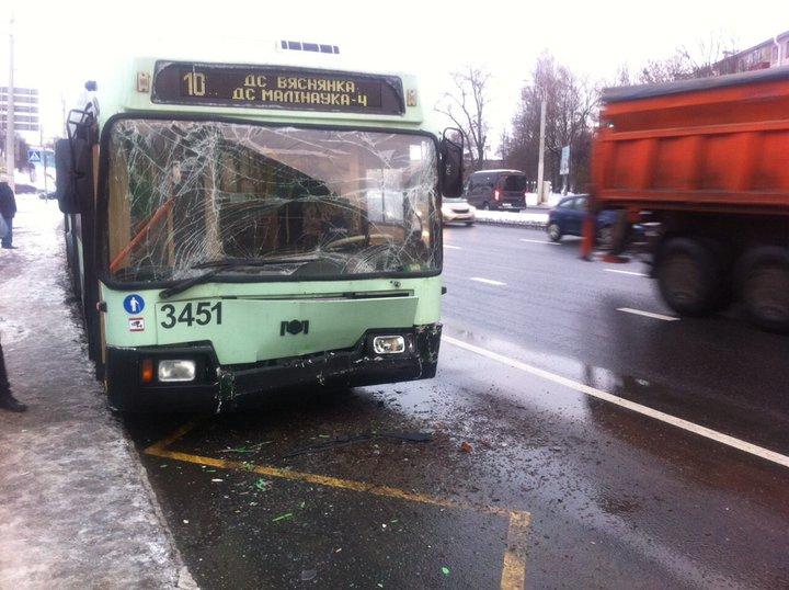 В Минске троллейбус врезался в автобус: пострадали восемь человек