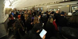 Московским водителям рекомендовали пересесть на метро