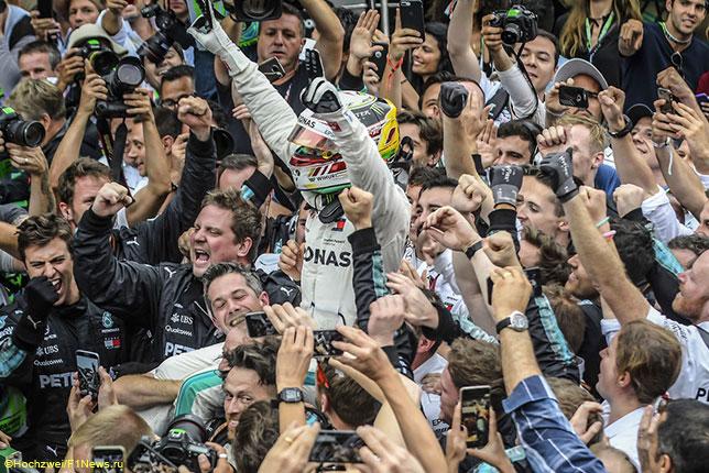 Предновогоднее обращение Хэмилтона к Mercedes