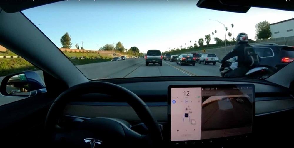 Автопилот Tesla научился распозновать мотоциклы
