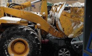 В центре Москвы произошло ДТП со снегоуборочной машиной, есть пострадавшие