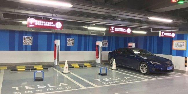 В Tesla нашли оригинальный способ помочь владельцам электромобилей
