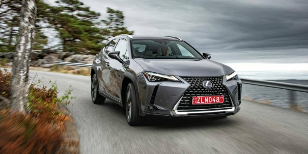Lexus назвал рублевую стоимость компактного кроссовера UX