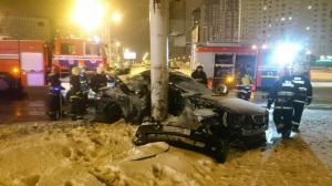 Ночью в Минске BMW влетел в столб



