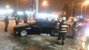 Ночью в Минске BMW влетел в столб