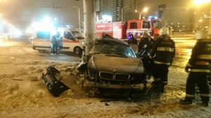 Ночью в Минске BMW влетел в столб