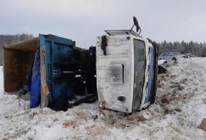 В Минском районе МАЗ с камнями вылетел в кювет и опрокинулся