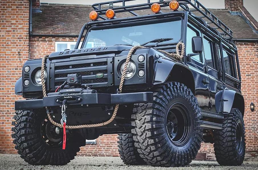 Тюнеры сделали Land Rover Defender, как у агента 007, и выставили его на продажу