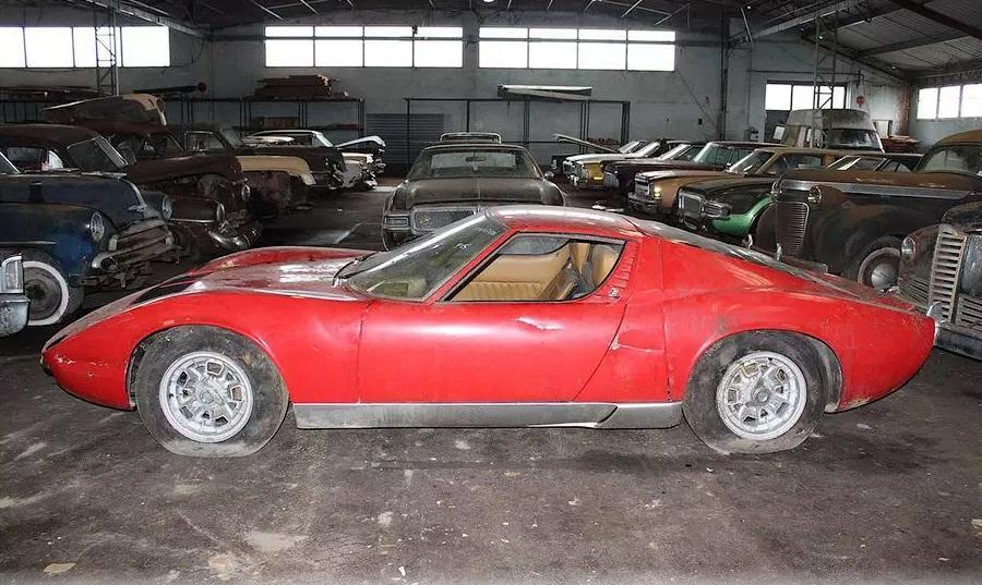 Во Франции нашли коллекцию из 80 заброшенных автомобилей. Включая Lamborghini Miura!