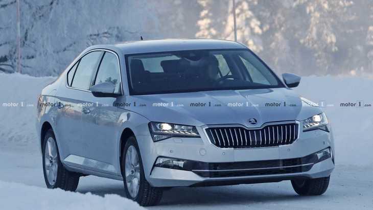 Обновленную Skoda Superb засекли на тестах
