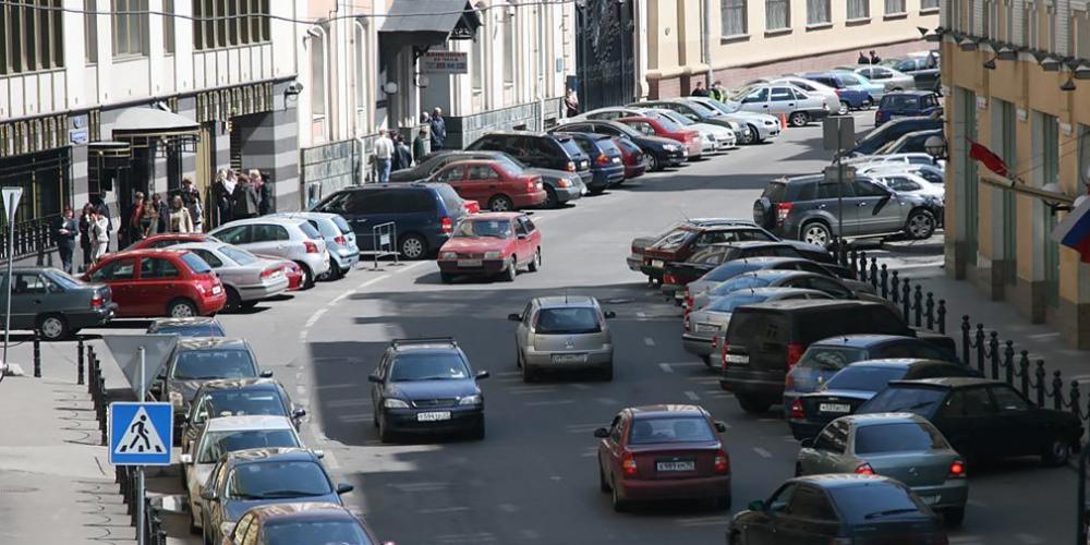 В Госдуме предложили разрешить москвичам парковаться бесплатно у работы
