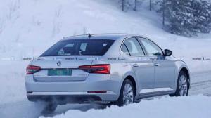 Обновленную Skoda Superb засекли на тестах