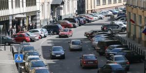 В Госдуме предложили разрешить москвичам парковаться бесплатно у работы
