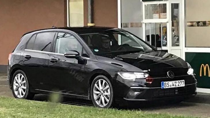 Новейший VW Golf 2020 засняли без камуфляжа на парковке возле McDonalds