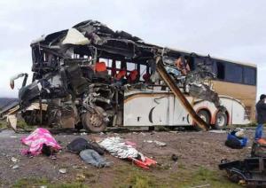 При столкновении двух автобусов в Боливии погибли более 20 человек