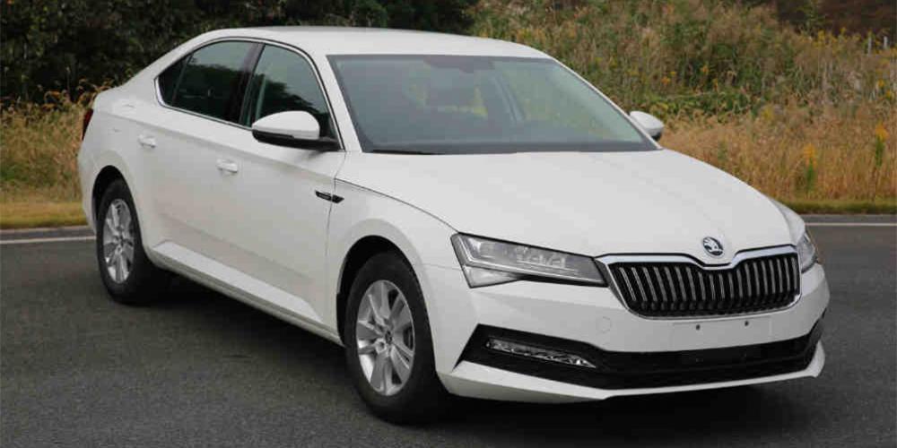 Внешность обновленной Skoda Superb показали до премьеры